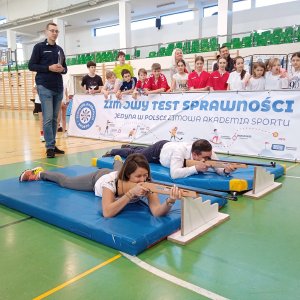 Burmistrz Tomasz Bujok i biathlonistka Weronika Nowakowska-Ziemniak w rywalizacji strzeleckiej